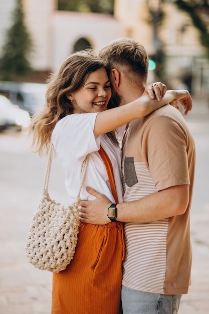 Foto grátis jovem casal junto na cidade