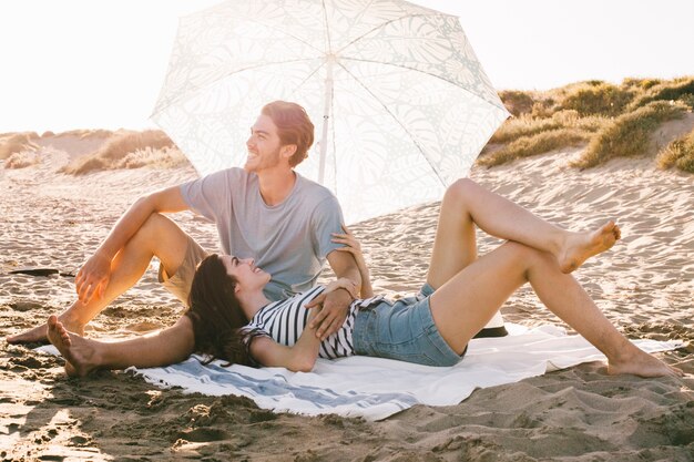 Jovem casal relaxando na praia