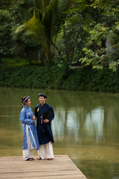 Foto grátis jovem casal vestindo traje ao dai