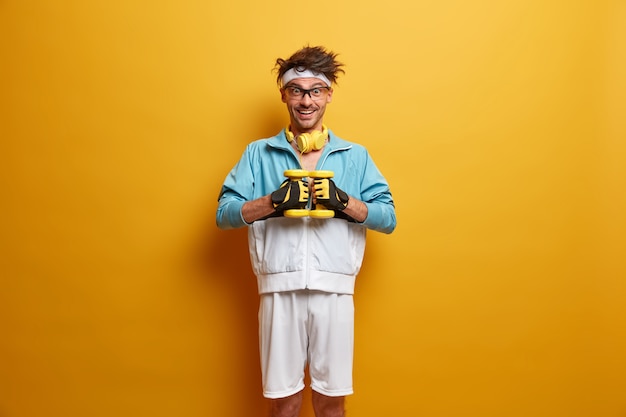 Foto grátis jovem esportista se preparando para o treino isolado