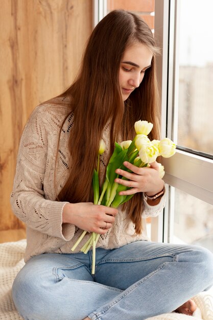 Jovem mãe com flores