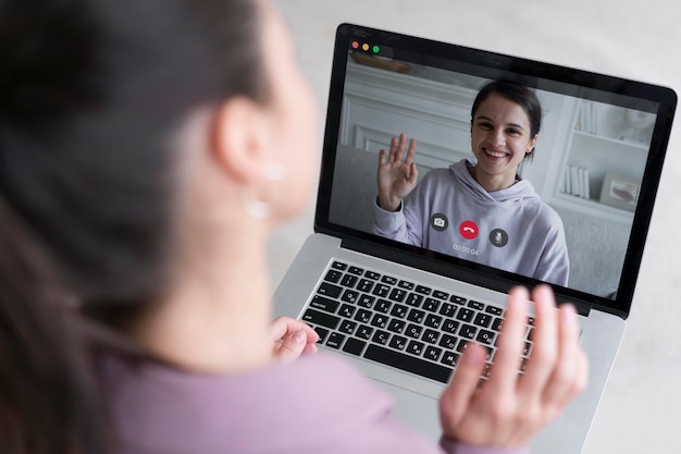 Jovem mulher de negócios fazendo uma videochamada