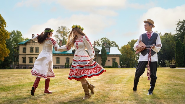 Foto grátis jovens adultos se divertindo enquanto dança folclórica