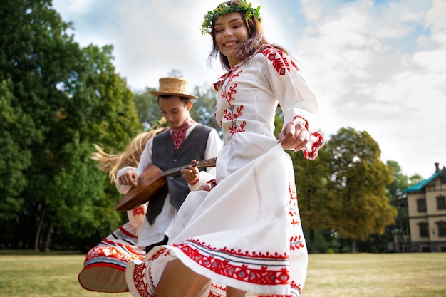 Foto grátis jovens adultos se divertindo enquanto dança folclórica