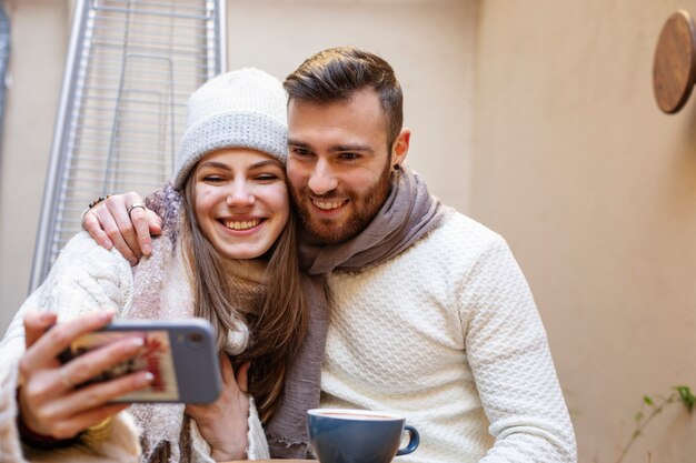 Jovens adultos se divertindo juntos