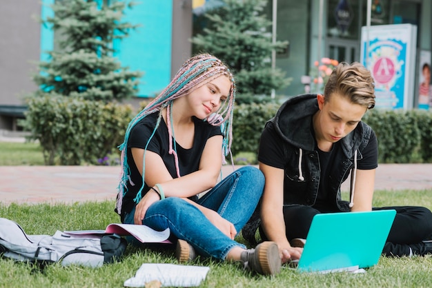 Jovens relaxando com estudos no parque