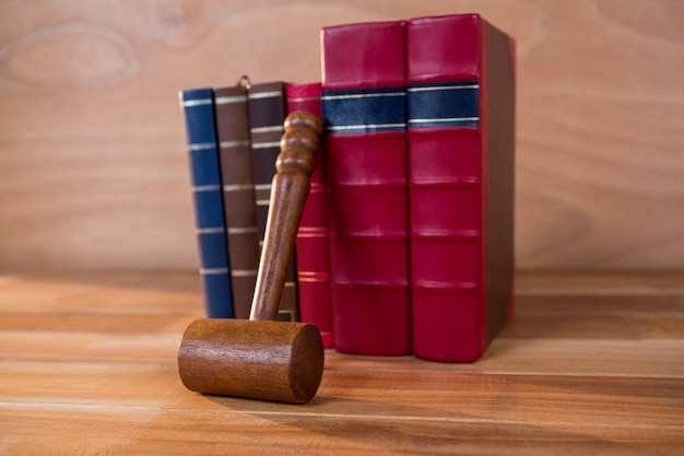 Foto grátis julg o gavel com os livros