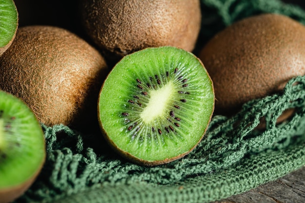 Foto grátis kiwis em um saco de malha fecham