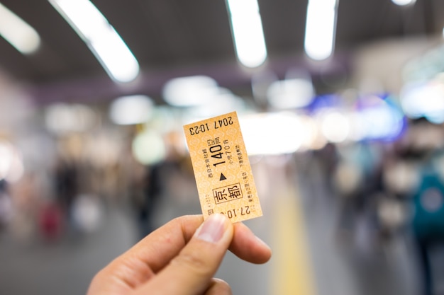 Foto grátis kyoto, japão - novembro 1: bilhete railway japonês na mão undefined mão kyoto do homem, japão novembro em 1, 2015.