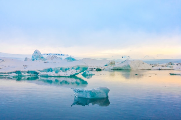 Foto grátis lagoa azul de neve de berg frio