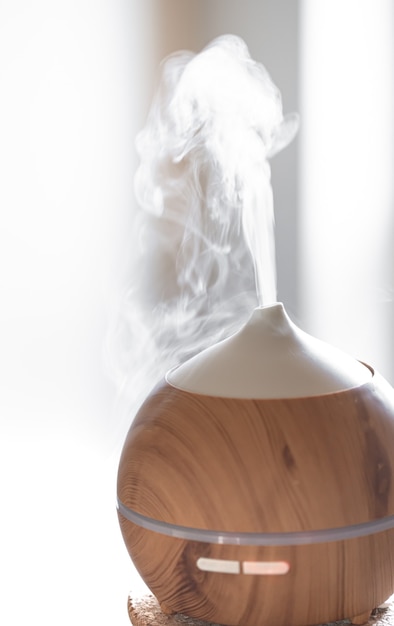 Foto grátis lâmpada de difusor de óleo de aroma em uma mesa. conceito de aromaterapia e cuidados de saúde.