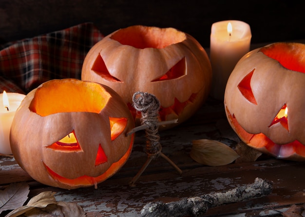 Foto grátis lanterna de abóbora esculpida de halloween assustador