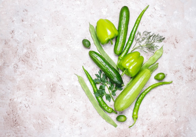 Foto grátis legumes verdes frescos na superfície de concreto