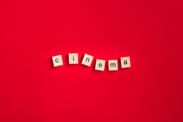 Letras de cinema plana leigos sobre fundo vermelho