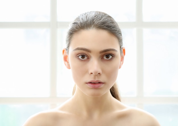 Foto grátis levantamento moreno da jovem mulher