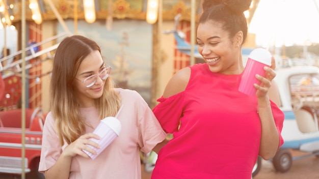 Foto grátis linda garota se divertindo juntos