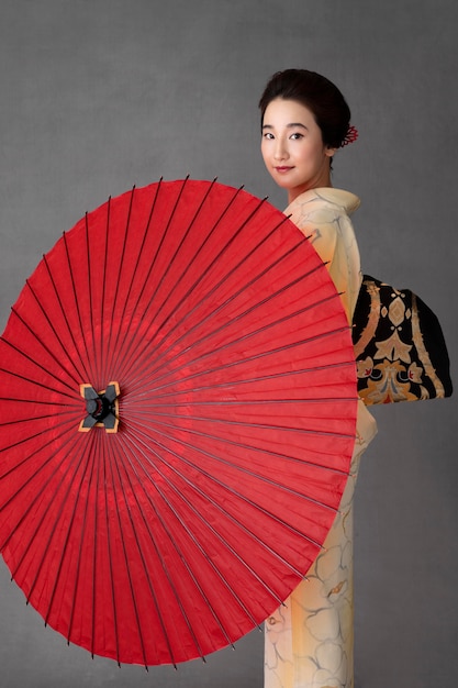 Foto grátis linda modelo japonesa com guarda-chuva vermelho