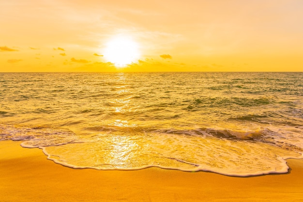 Foto grátis linda praia tropical, mar, oceano ao pôr do sol ou nascer do sol para viagens de férias