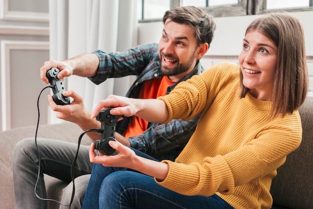 Lindo casal jogando videogame no console