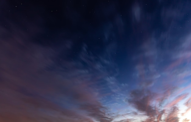 Foto grátis lindo céu azul ao pôr do sol com transição de cores