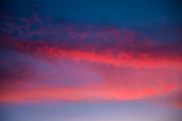 Lindo céu nublado em tons de rosa