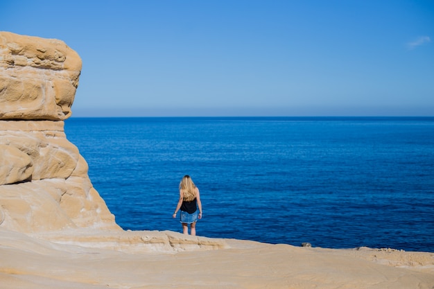 Foto grátis loira na praia