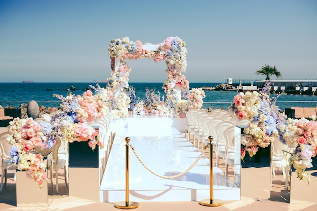 lugar maravilhoso cerimônia de casamento perto do mar decorado por flores