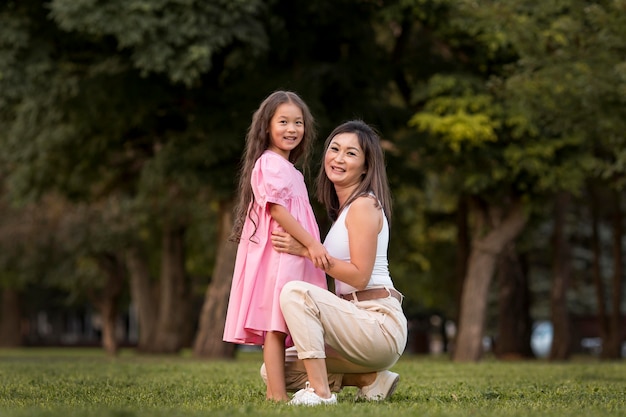 Foto grátis mãe com chance de segurar a filha ao ar livre