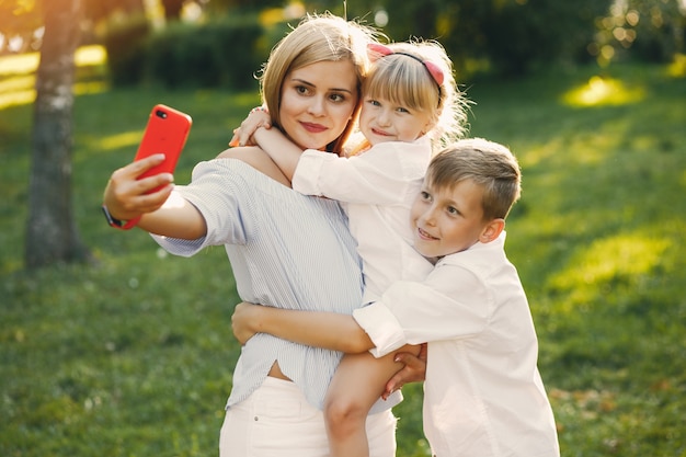 Foto grátis mãe com filhos