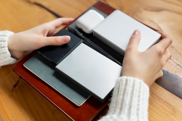 Foto grátis mãos de alto ângulo segurando ssd e notebooks