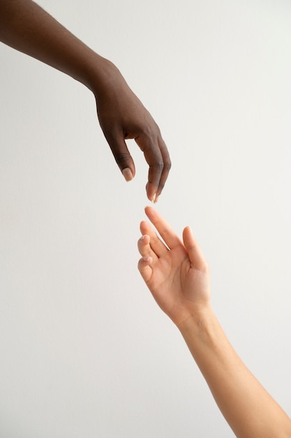 Foto grátis mãos humanas contra um fundo branco