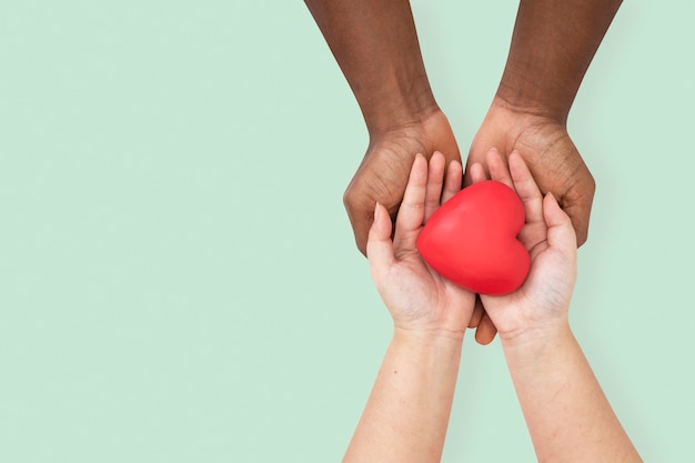 Foto grátis mãos segurando um coração no conceito de amor e relacionamento