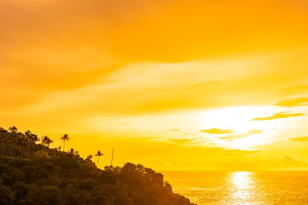 Foto grátis mar praia tropical ao ar livre bonito em torno da ilha samui com coqueiro e outros ao pôr do sol