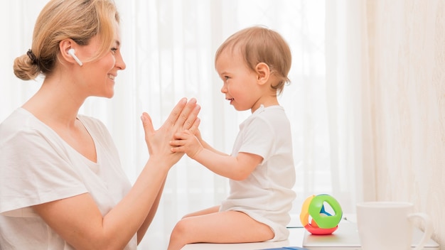 Meados de tiro mãe e bebê olhando um ao outro