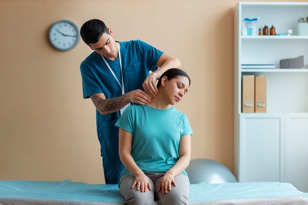 Foto grátis médico ajudando paciente durante a reabilitação