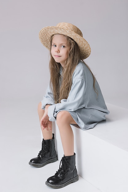 Foto grátis menina adolescente à moda sobre cinza