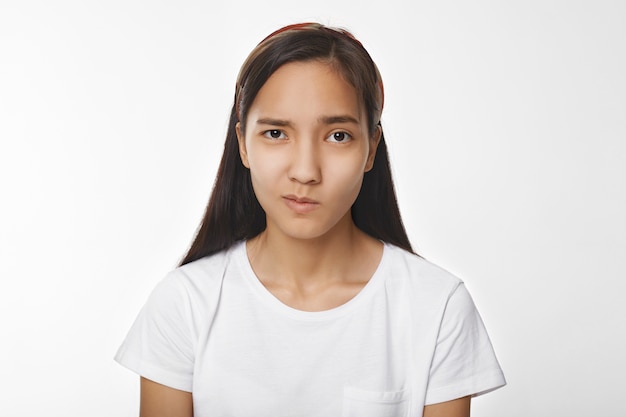 Foto grátis menina asiática expressiva posando em ambiente fechado