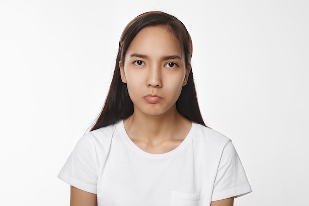 Foto grátis menina asiática expressiva posando em ambiente fechado