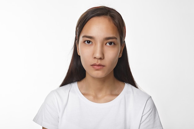 Foto grátis menina asiática expressiva posando em ambiente fechado