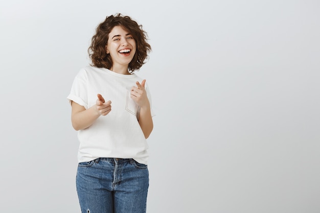 Foto grátis menina bonita feliz apontando os dedos, bom trabalho, bom trabalho, bom trabalho, gesto de parabéns