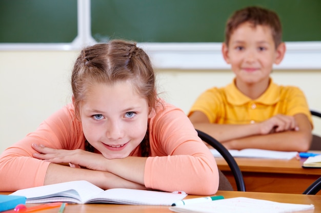 Foto grátis menina com a estudante no fundo