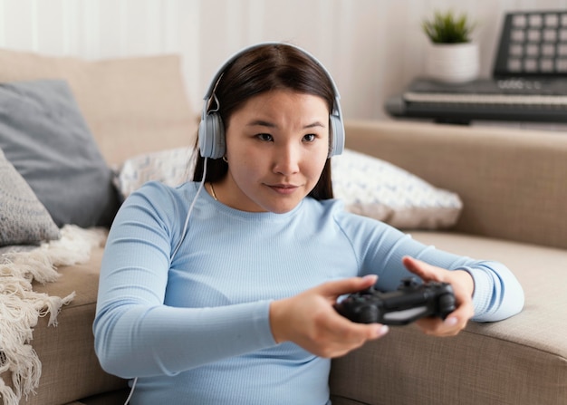 Menina com fones de ouvido e controle