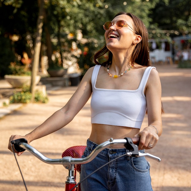 Foto grátis menina do retrato com bicicleta