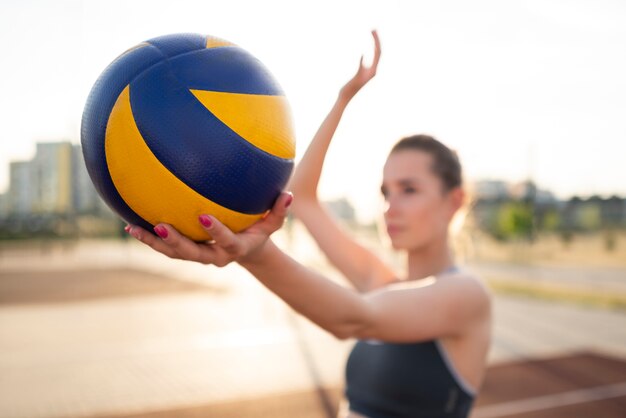 Menina jogando vôlei