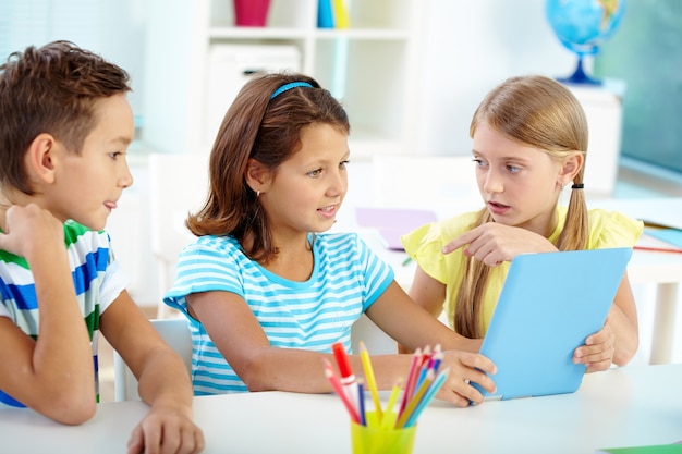 Foto grátis menina que fala a seu colega de classe