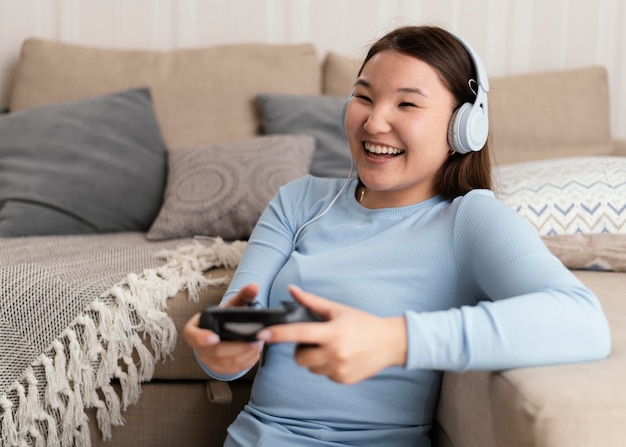 Menina segurando controle de tiro médio