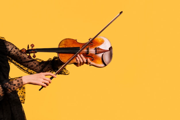 Foto grátis menina, tocando violino