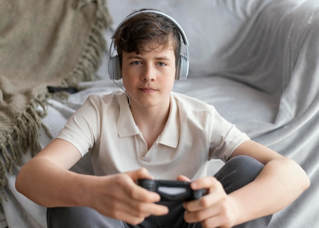 Foto grátis menino jogando videogame em casa