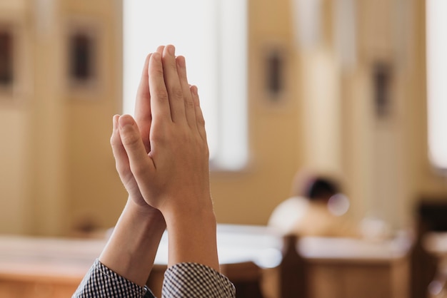 Foto grátis menino orando no close da igreja com espaço de cópia