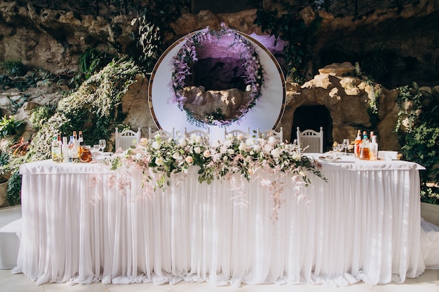 Foto grátis mesas decoradas em um restaurante de casamento de luxo